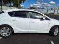 2011 Opel Astra J, белый - вид 2