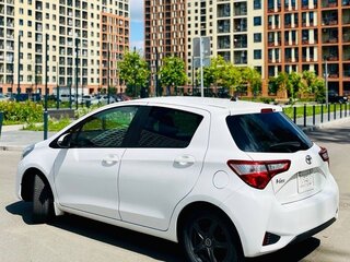 2019 Toyota Vitz III (XP130) Рестайлинг 2, белый, 899000 рублей, вид 4