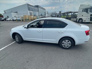 2017 Skoda Octavia III (A7) Рестайлинг, белый, 1500000 рублей, вид 4