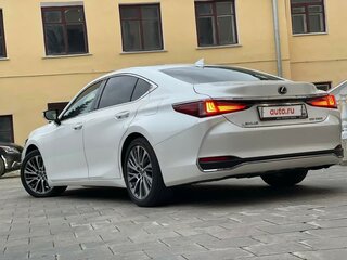 2019 Lexus ES 250 VII, белый, 4200000 рублей, вид 3
