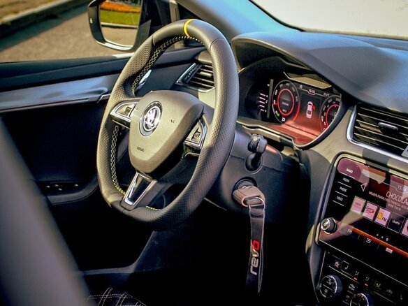 2018 Skoda Octavia III (A7) Рестайлинг, коричневый, 2500000 рублей - вид 5