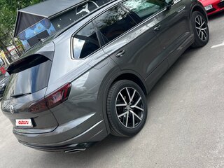 2019 Volkswagen Touareg III, серый, 4950000 рублей, вид 3