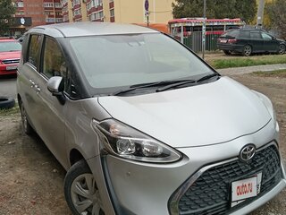 2019 Toyota Sienta II Рестайлинг, серебристый, 1750000 рублей, вид 2