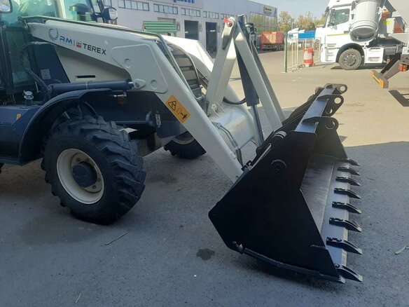 2019 Terex TLB 825, белый - вид 6