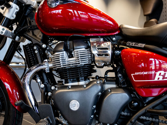 2026 Royal Enfield Super Meteor, пурпурный, 792000 рублей - вид 21