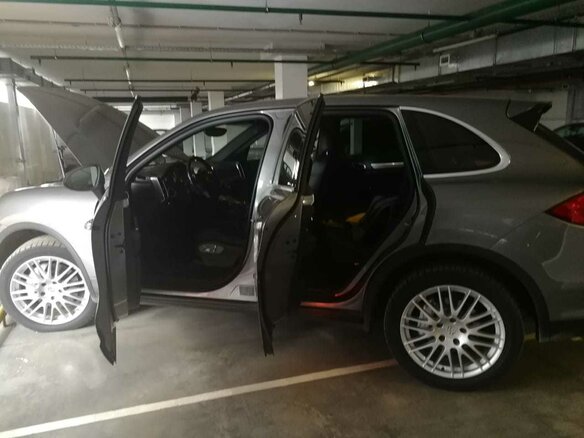 2010 Porsche Cayenne S II (958), серебристый - вид 2