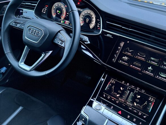 2022 Audi Q8 55 TFSI I (4M), серый, 10900000 рублей - вид 5