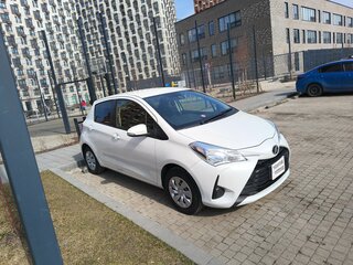 2017 Toyota Vitz III (XP130) Рестайлинг 2, белый, 950000 рублей, вид 2