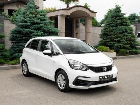 2022 Honda Fit IV Рестайлинг, белый, 1370000 рублей, вид 4