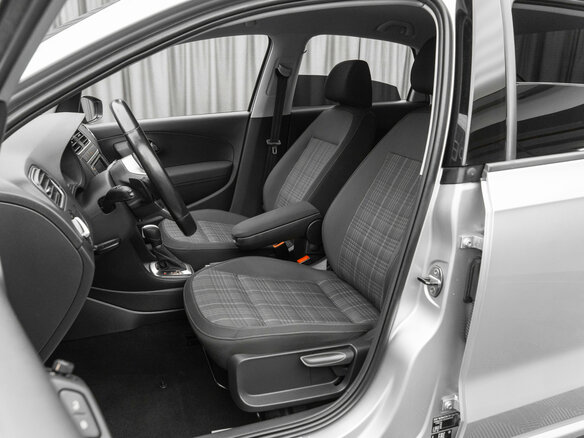 2018 Volkswagen Polo V Рестайлинг, серебристый, 1470000 рублей - вид 8