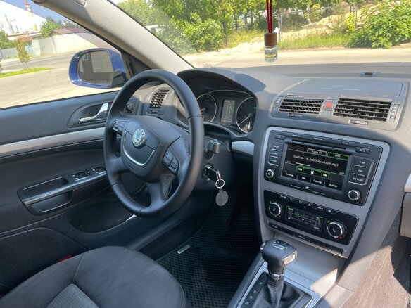 2012 Skoda Octavia II (A5) Рестайлинг, синий, 800000 рублей - вид 9