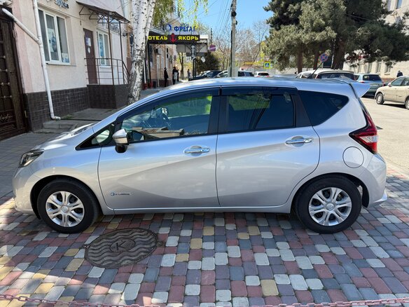 2018 Nissan Note e-Power II Рестайлинг, серебристый, 1250000 рублей - вид 6