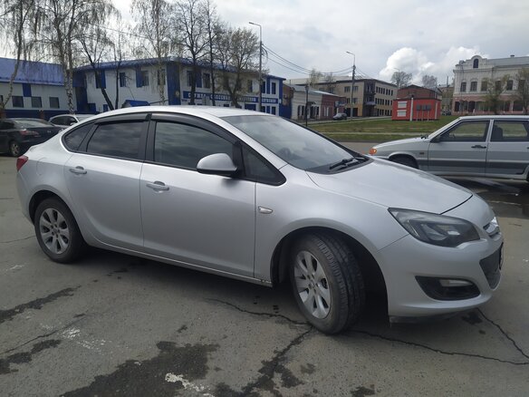 2014 Opel Astra J Рестайлинг, серебристый, 1000000 рублей - вид 1