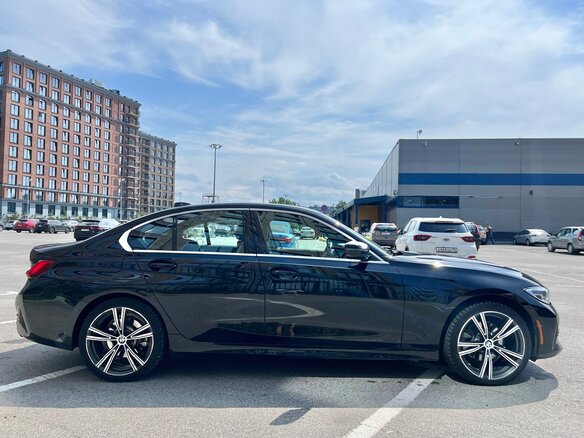 2020 BMW 3 серии 330i xDrive VII (G2x), чёрный, 3490000 рублей - вид 3