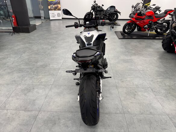 2024 Yamaha MT-09 (FZ-09), серый, 1421400 рублей - вид 3