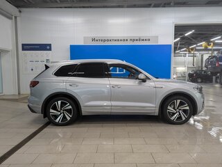 2021 Volkswagen Touareg III, серебристый, 6833000 рублей, вид 4