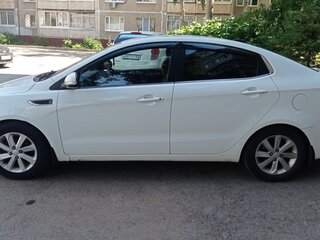 2017 Kia Rio III Рестайлинг, белый, 1100000 рублей, вид 4