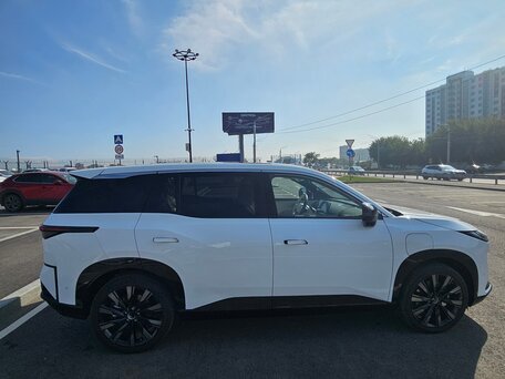 2026 Toyota bZ3X 67.9 kWh, белый, 2600000 рублей, вид 3