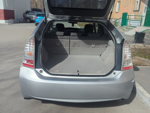 2010 Toyota Prius III (XW30), серебристый, 1250000 рублей - вид 9
