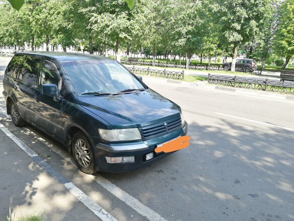 2001 Mitsubishi Space Wagon III, зелёный - вид 4