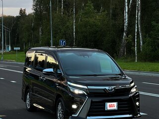 2018 Toyota Voxy III (R80) Рестайлинг, чёрный, 2080000 рублей, вид 4