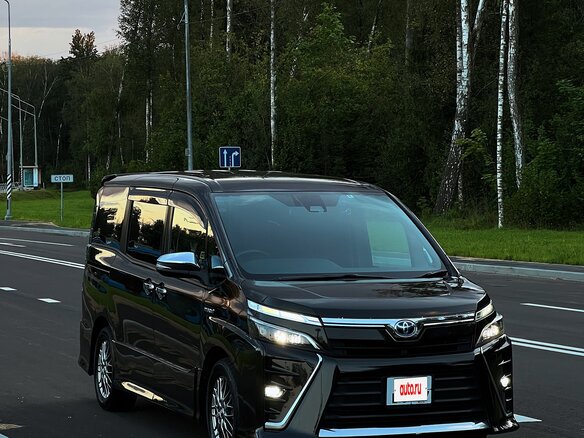 2018 Toyota Voxy III (R80) Рестайлинг, чёрный, 2080000 рублей - вид 3