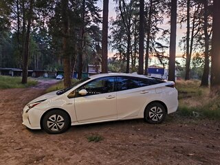 2017 Toyota Prius IV (XW50), белый, 1340000 рублей, вид 2