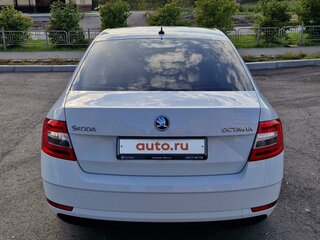 2019 Skoda Octavia III (A7) Рестайлинг, белый, 1700000 рублей, вид 3