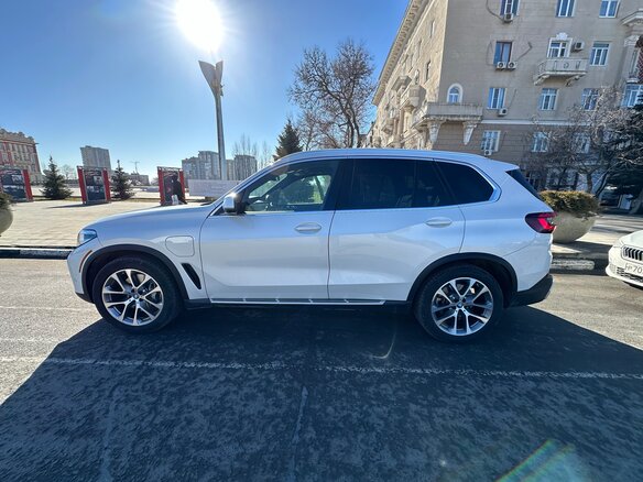 2022 BMW X5 45e IV (G05/G18), белый, 7500000 рублей - вид 2