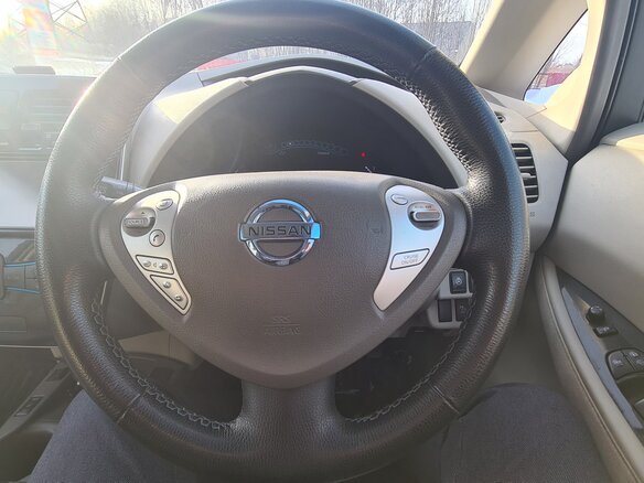 2011 Nissan Leaf (EM61) I (ZE0/AZE0), белый, 750000 рублей - вид 7
