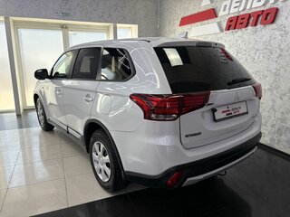 2018 Mitsubishi Outlander III Рестайлинг 2, белый, 1695000 рублей, вид 3