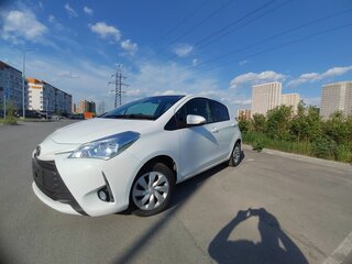 2019 Toyota Vitz III (XP130) Рестайлинг, белый, 1035000 рублей, вид 4