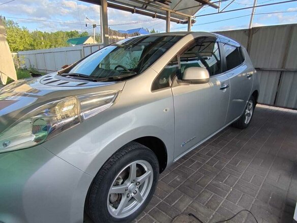 2014 Nissan Leaf (EM57) I (ZE0/AZE0), серый, 1500000 рублей - вид 3