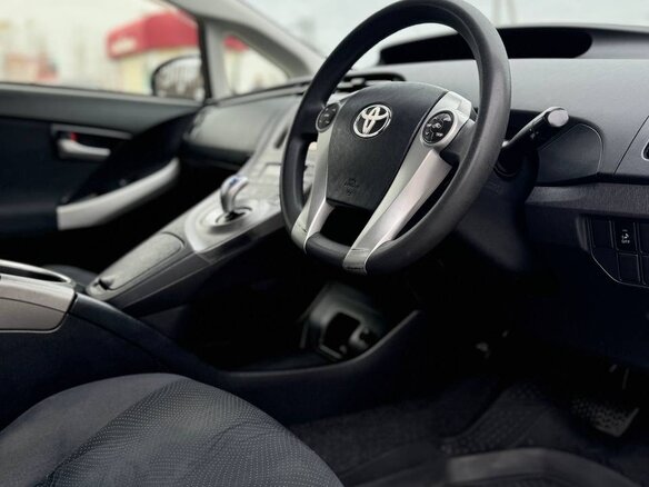 2012 Toyota Prius III Рестайлинг (XW30), серебристый, 1250000 рублей - вид 12