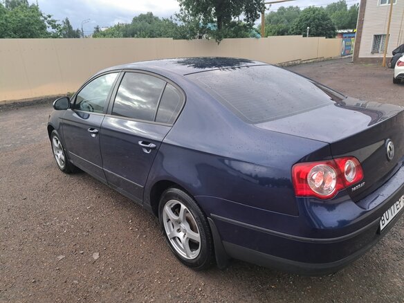 2010 Volkswagen Passat B6, синий, 500000 рублей - вид 4
