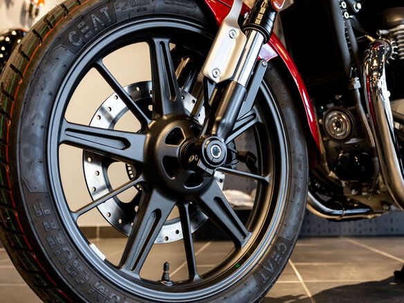2026 Royal Enfield Super Meteor, пурпурный, 792000 рублей - вид 23