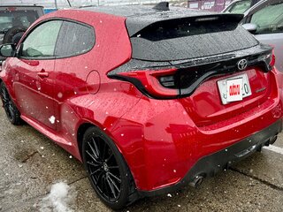 2021 Toyota Yaris IV, красный, 2865000 рублей, вид 4