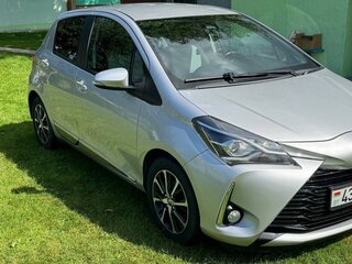 2018 Toyota Yaris III Рестайлинг 2, серебристый, 1150000 рублей, вид 3