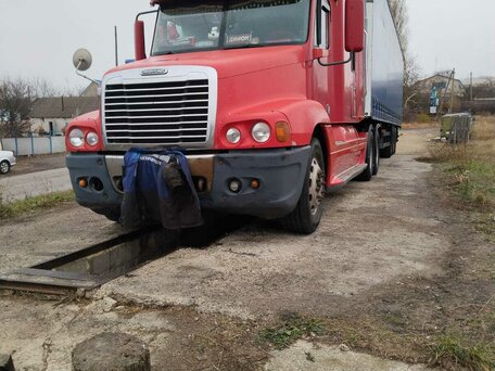 2004 Freightliner Century Class, красный, 1000000 рублей, вид 4