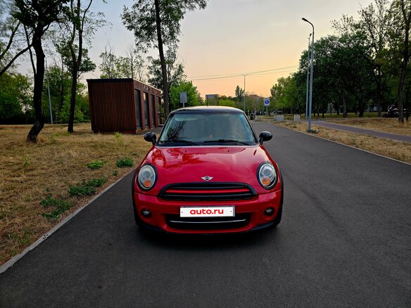 2013 Mini Hatch Cooper II (R56) Рестайлинг, красный, 900000 рублей - вид 2