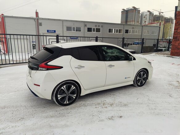 2019 Nissan Leaf II (ZE1), белый, 1900000 рублей - вид 2