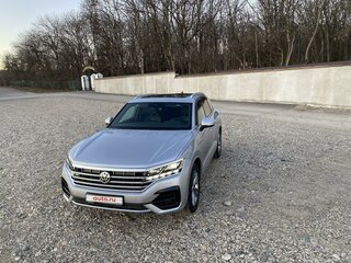 2019 Volkswagen Touareg III, серебристый, 4600000 рублей, вид 1