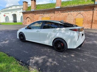 2017 Toyota Prius IV (XW50), белый, 1867906 рублей, вид 4