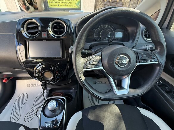 2018 Nissan Note e-Power II Рестайлинг, серебристый, 1250000 рублей - вид 11