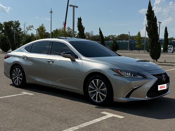 2019 Lexus ES 200 VII, серый