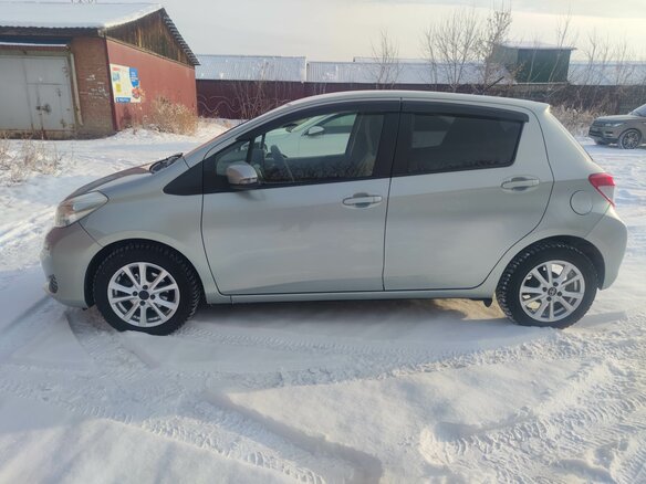 2011 Toyota Vitz III (XP130), серый, 860000 рублей - вид 7