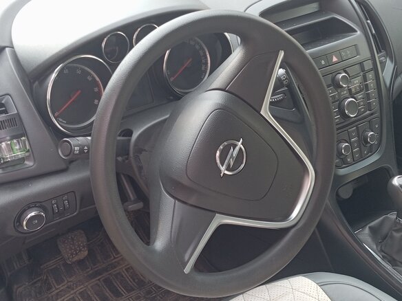 2013 Opel Astra J Рестайлинг, серебристый, 620000 рублей - вид 3