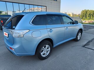 2014 Mitsubishi Outlander PHEV III Рестайлинг, голубой, 1700000 рублей, вид 3