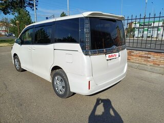 2014 Toyota Voxy III (R80), белый, 1760000 рублей, вид 3