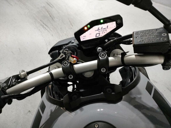 2017 Yamaha MT-09 (FZ-09), серый, 940000 рублей - вид 4